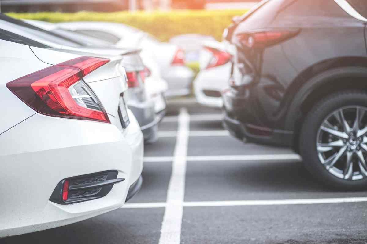 Parcheggi con strisce bianche a Roma 