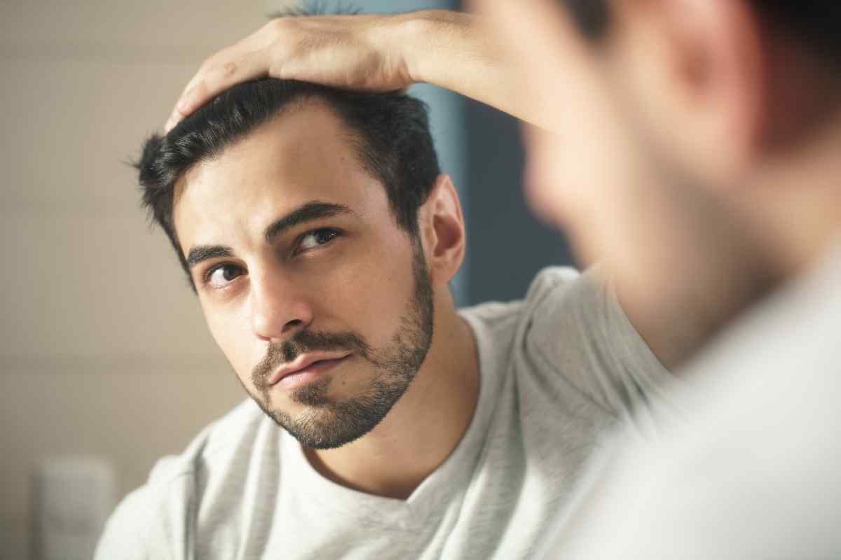 Coprire i capelli bianchi con un prodotto naturale